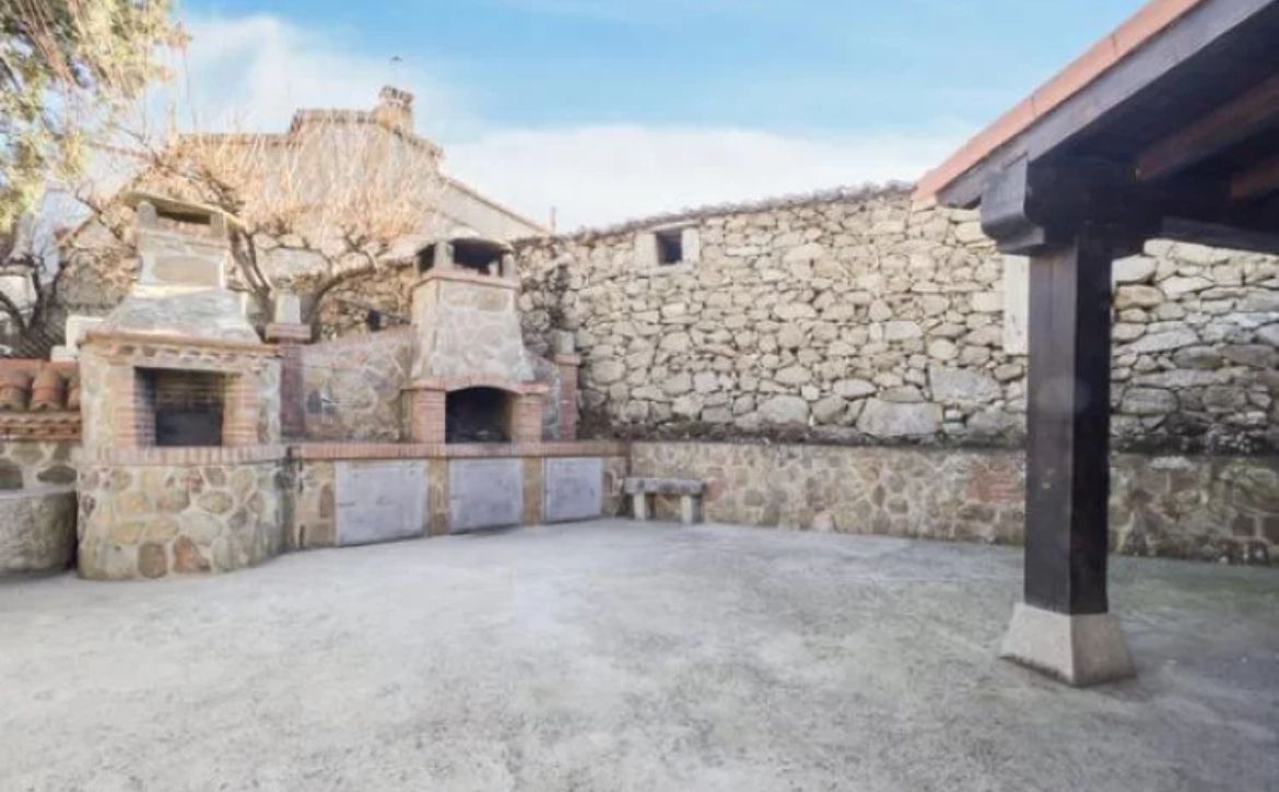 Zona de barbacoa de Tus Casitas de Navaluenga