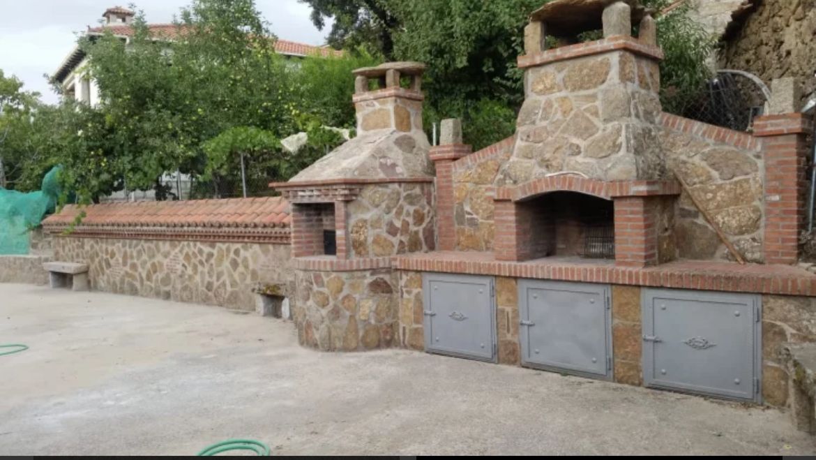 Zona de barbacoa de Tus Casitas de Navaluenga