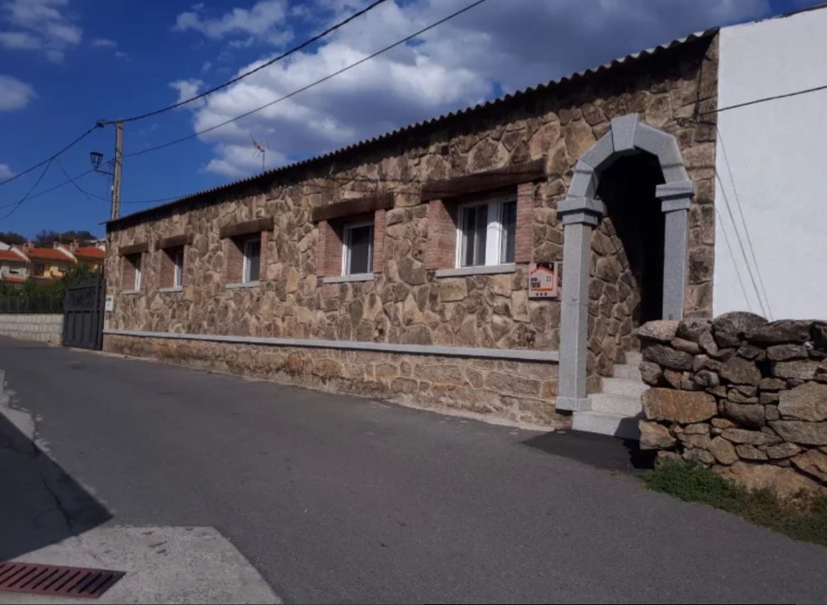 Fachada de Tus Casitas de Navaluenga