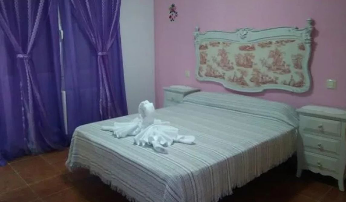 Habitación de Tus Casitas de Navaluenga