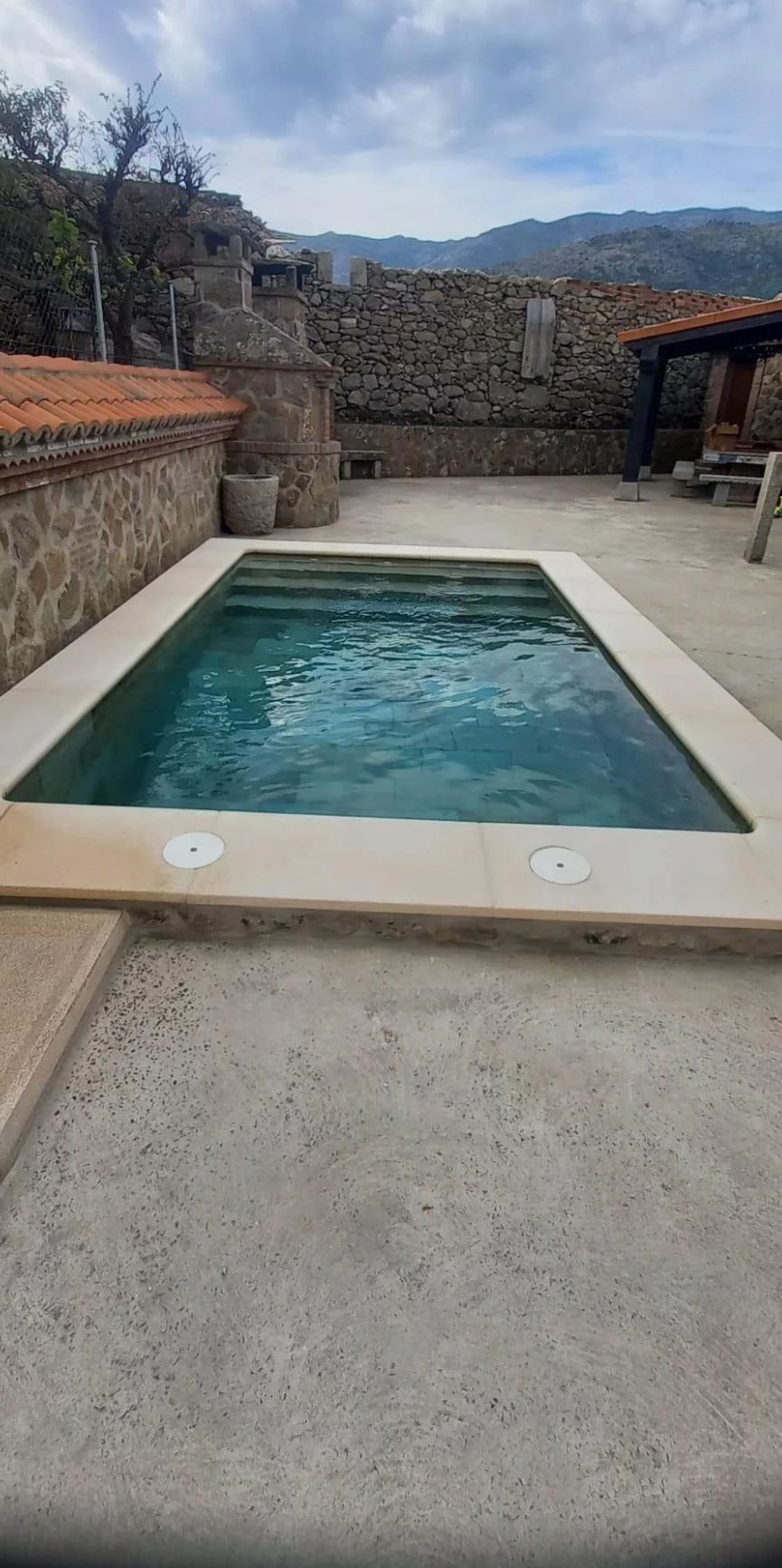 Piscina de Tus Casitas de Navaluenga