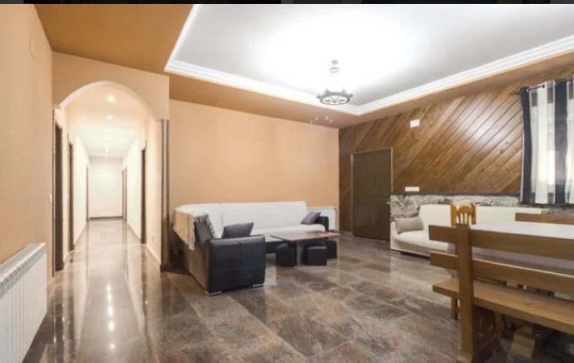 Salón de Tus Casitas de Navaluenga